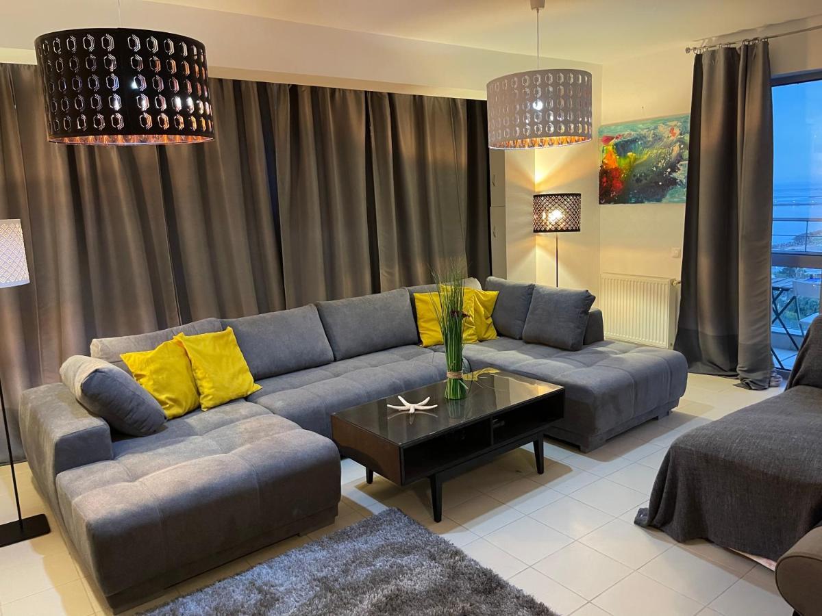 Apartment Happiness By Nicole Jutka, Visual Artist Olimp Luaran gambar