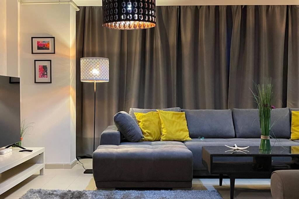 Apartment Happiness By Nicole Jutka, Visual Artist Olimp Luaran gambar