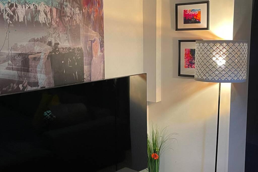 Apartment Happiness By Nicole Jutka, Visual Artist Olimp Luaran gambar