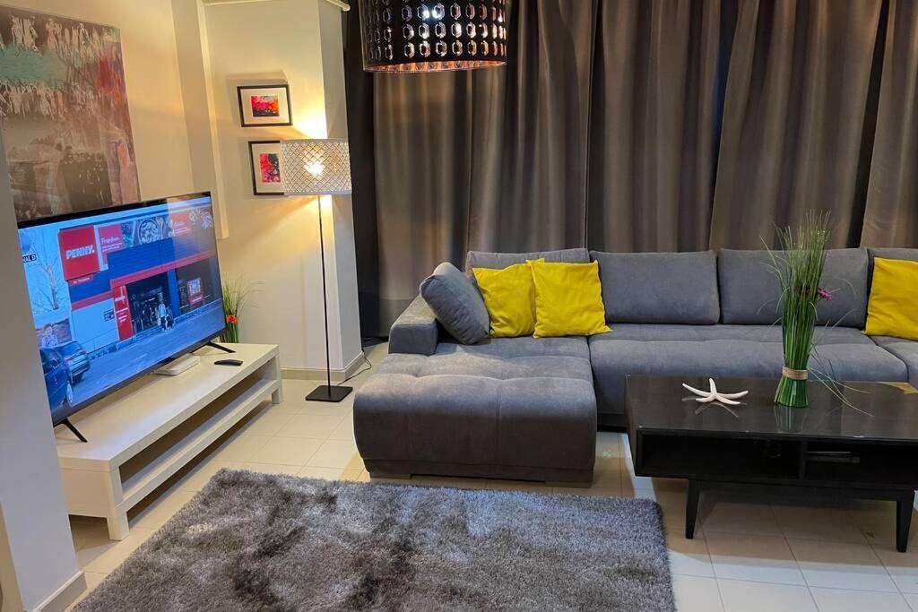 Apartment Happiness By Nicole Jutka, Visual Artist Olimp Luaran gambar