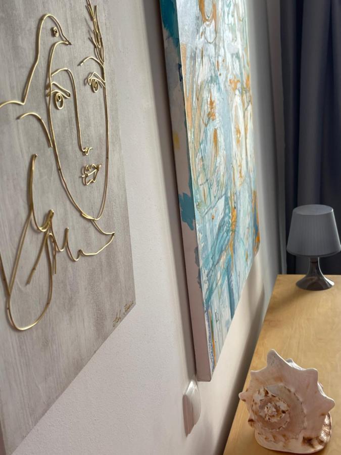 Apartment Happiness By Nicole Jutka, Visual Artist Olimp Luaran gambar