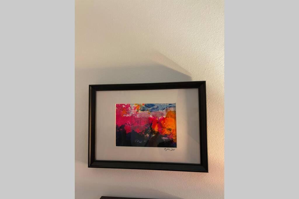 Apartment Happiness By Nicole Jutka, Visual Artist Olimp Luaran gambar