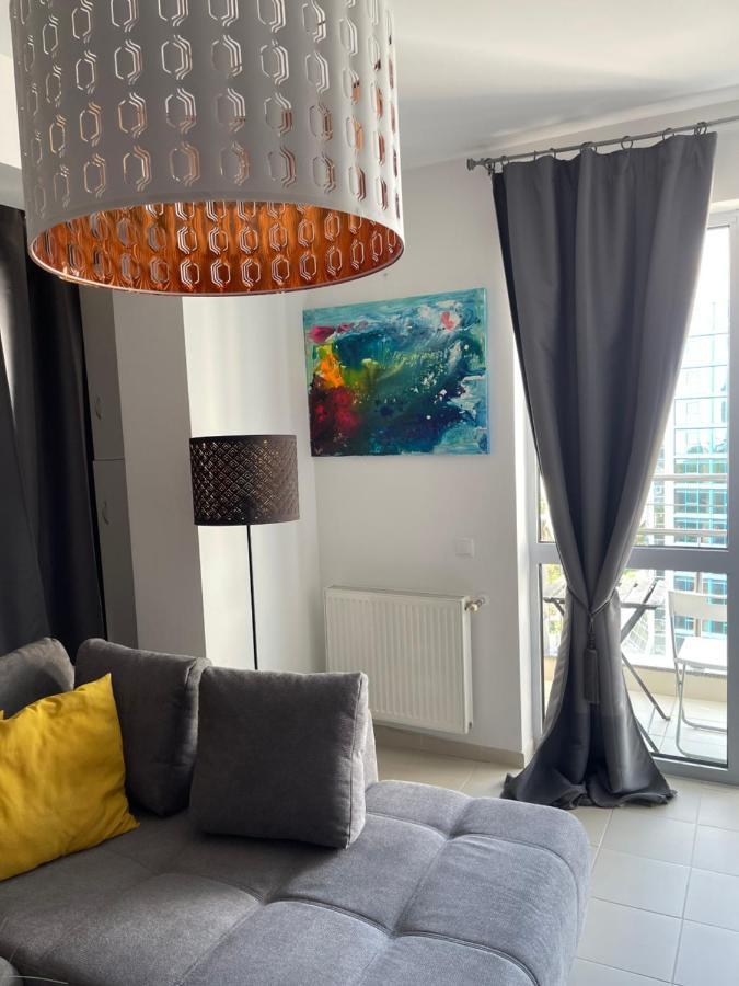 Apartment Happiness By Nicole Jutka, Visual Artist Olimp Luaran gambar