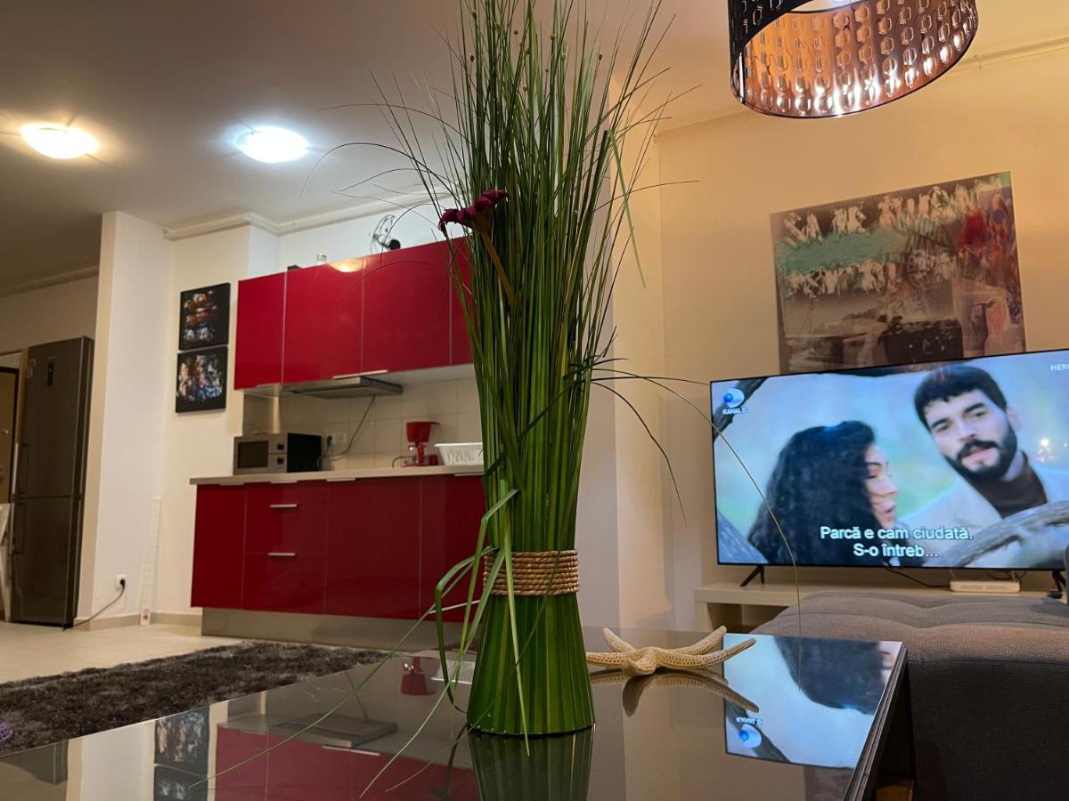 Apartment Happiness By Nicole Jutka, Visual Artist Olimp Luaran gambar