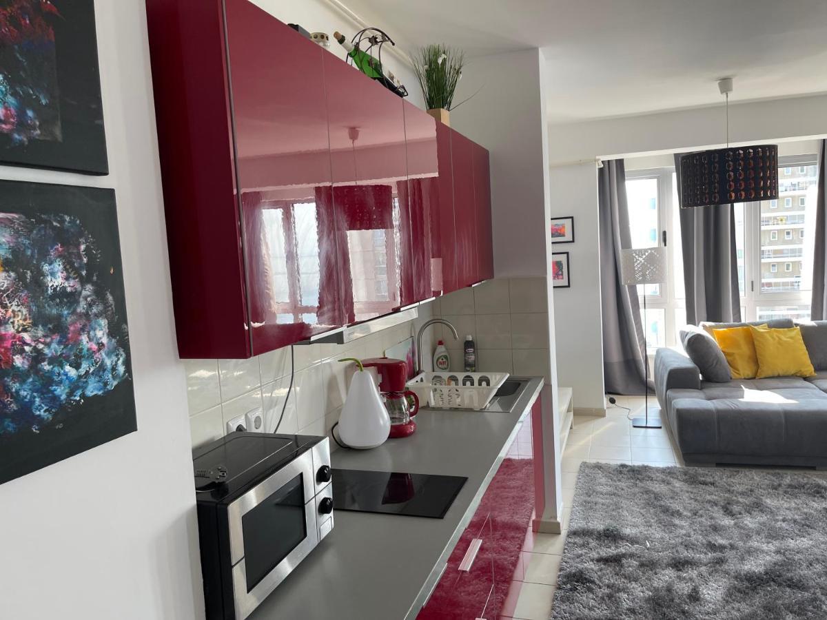 Apartment Happiness By Nicole Jutka, Visual Artist Olimp Luaran gambar
