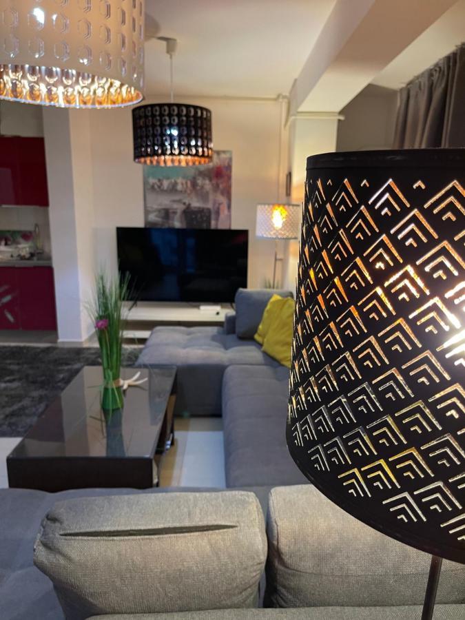 Apartment Happiness By Nicole Jutka, Visual Artist Olimp Luaran gambar