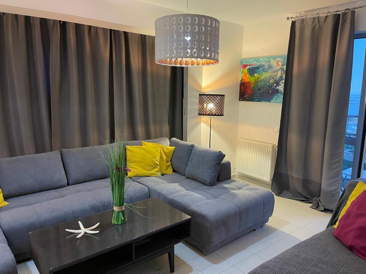 Apartment Happiness By Nicole Jutka, Visual Artist Olimp Luaran gambar