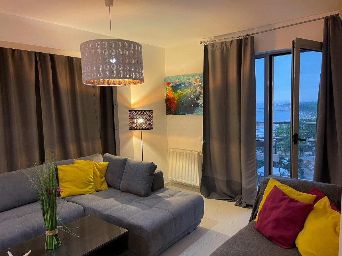 Apartment Happiness By Nicole Jutka, Visual Artist Olimp Luaran gambar